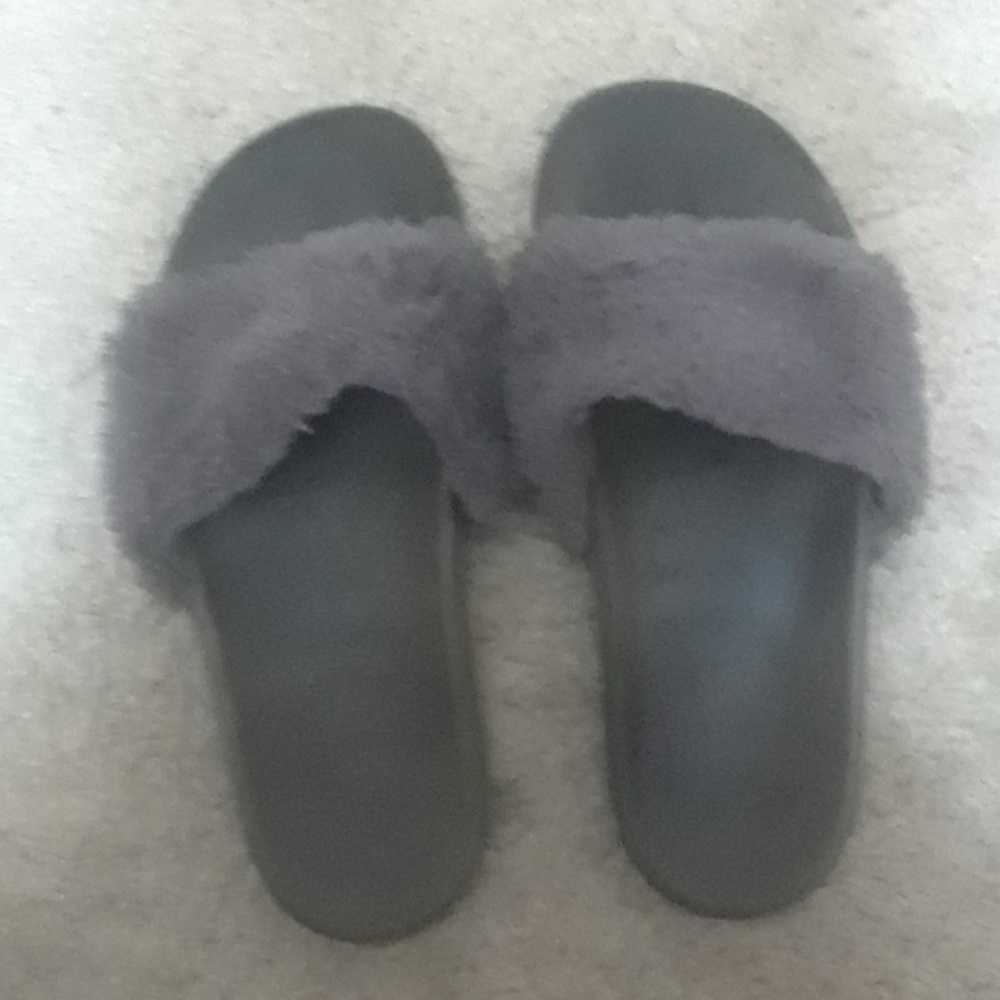 I'm selling these cute gray sandals with gray fur